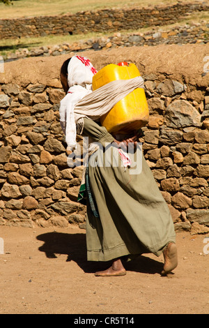 Femme portant de l'eau à partir de la Reine de Saba, la piscine, l'Éthiopie d'Axoum, l'Afrique Banque D'Images