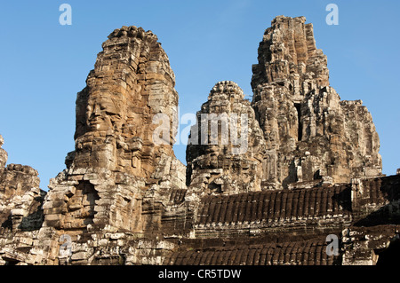 Tours avec des visages de pierre, temple Bayon, Angkor Thom, Siem Reap, Cambodge, Asie du Sud, Asie Banque D'Images