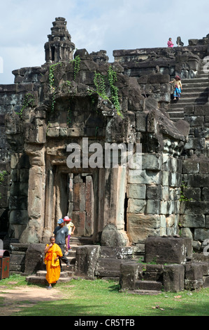 Le moine bouddhiste et les visiteurs à l'entrée de la tour du Roluos Bakong, Temple, Angkor, Siem Reap, Cambodge, en Asie du sud-est Banque D'Images
