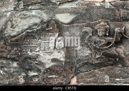 Grès altérés bas-relief représentant des scènes de la mythologie hindoue, Bakong, Temple du Roluos, Angkor, Cambodge Banque D'Images