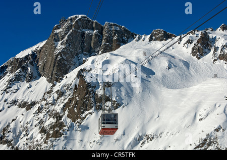 Plan téléphérique suspendu entre Praz et le sommet du Brévent, Chamonix, montagne, station de ski Haute Savoie, France, Europe Banque D'Images