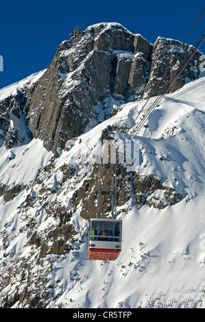 Plan téléphérique suspendu entre Praz et le sommet du Brévent, Chamonix, montagne, station de ski Haute Savoie, France, Europe Banque D'Images