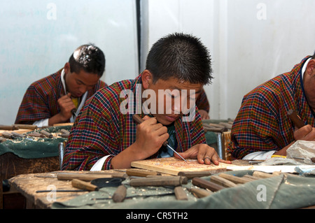 Fortement concentrés aux jeunes de suivre un apprentissage de la sculpture sur bois à l'Institut National des Arts et métiers traditionnels Banque D'Images