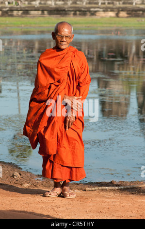 Le moine bouddhiste, temple Angkor Wat, Angkor, Cambodge, en Asie du Sud-Est, l'Asie Banque D'Images