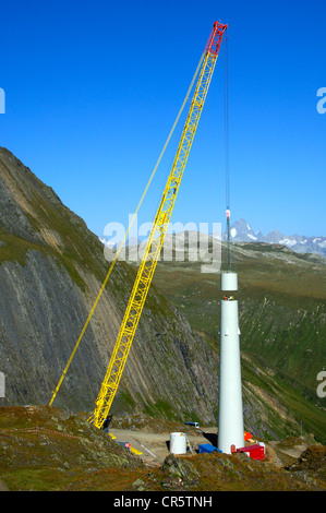 Tour du Griessee éolienne, en construction, Finsteraarhorn mountain à l'arrière, région de Conches, canton du Valais Banque D'Images