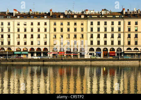 Une rangée de maisons sur le Quai des Bergues street se reflète dans l'eau du Rhône dans le centre-ville , Suisse, Europe Banque D'Images