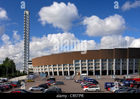 Tower et Stade Olympique, au-dessus de nuages blancs, Helsinki, Finlande, Europe Banque D'Images