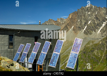 Le futuriste Velan cabane, Cabane du Velan, du Club Alpin Suisse, SAC, avec ses six panneaux solaires en face du sommet de Banque D'Images