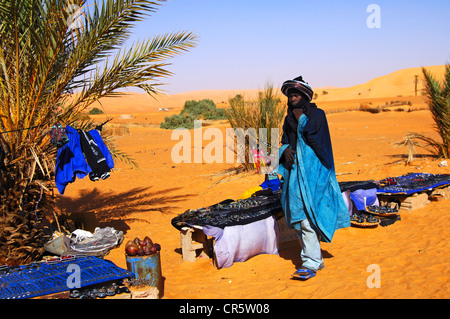 Se souvenir de Touaregs nomades dans le désert de sable dans la vallée de Mandara, Ubari Sand Sea, Sahara, la Libye, l'Afrique Banque D'Images