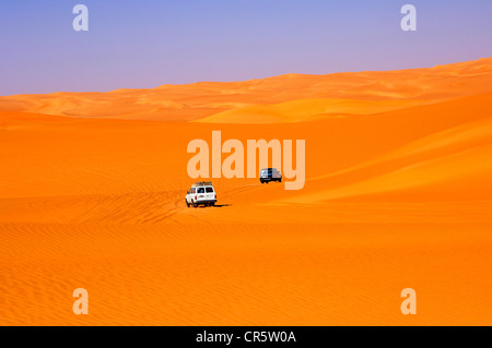 Off-road vehicles driving in the sand dunes in the Ubari Sand Sea, Sahara, Libya, Africa Banque D'Images