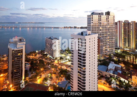 États-unis, Floride, Miami, le centre-ville, vue à partir de la saison quatre hôtels sur Biscayne Bay et la Rickenbacker Causeway Banque D'Images