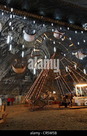 Amusement Park, grande roue à Salina Turda mine de sel de la Mina Rudolf, Turda, Thorenburg, Cluj, Transylvanie, Roumanie Banque D'Images