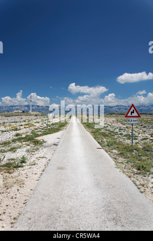 Route de campagne sur l''île de Pag, Zadar, Croatie, Dalmatie, Europe Banque D'Images