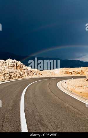 Route côtière sur l''île de Pag, Zadar, Dalmatie, Croatie, Europe Banque D'Images