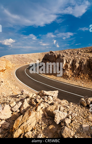 Route côtière sur l''île de Pag, Zadar, Dalmatie, Croatie, Europe Banque D'Images