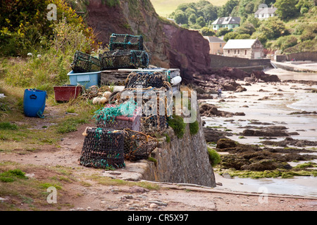 Des casiers à homard le séchage, Hope Cove Beach et le port intérieur, l'espoir, Devon, Angleterre, Royaume-Uni. Banque D'Images