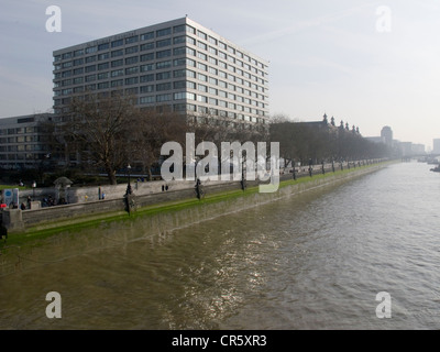 St Thomas' Hospital sur la rive sud de Londres, avec le nouveau bâtiment à l'avant-plan et l'ancien bâtiment à l'arrière-plan Banque D'Images