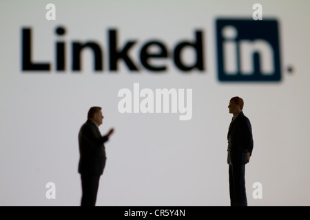 Linkedin social et site web d'affaires, avec les maquettes figures miniatures en face de logo sur écran d'ordinateur Banque D'Images