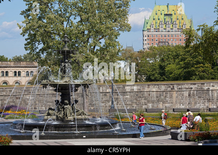 Canada, Québec, province de Québec, la Fontaine de Tourny, Colline parlementaire et du Château Frontenac Banque D'Images
