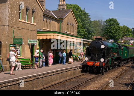 Train à vapeur tirant en Alresford station, Ligne de cresson, Alresford, Hampshire, Royaume-Uni. Banque D'Images