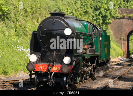 Train à vapeur tirant en Alresford station, Ligne de cresson, Alresford, Hampshire, Royaume-Uni. Banque D'Images