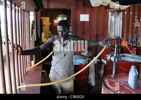 Station de carburant à Arawa, de la région autonome de Bougainville, en Papouasie-Nouvelle-Guinée Banque D'Images