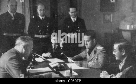 Ribbentrop, Joachim von, 30.4.1893 - 1.10.1946, politicien allemand (NSDAP), ministre des Affaires étrangères 1938 - 1945, lors de la signature du Pacte tripartite, Berlin, 27.9.1940, parlant au téléphone avec l'ambassadeur japonais du ministre des Affaires étrangères Matsuoka Yosuke, Banque D'Images