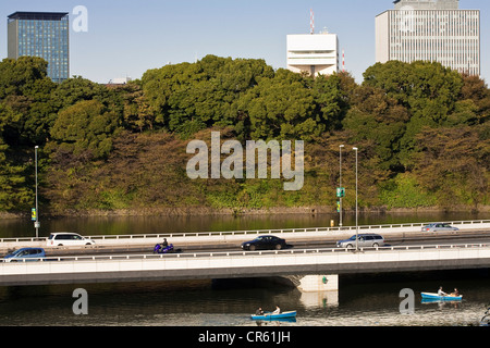 L'île de Honshu, Japon, Tokyo, Marunouchi, vue depuis le jardin de l'Est du Palais Impérial sur les douves où passe un Banque D'Images