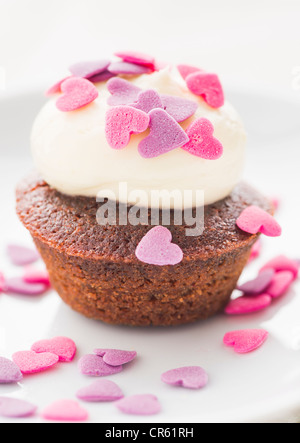 Couvert de cupcake sprinkles en forme de coeur Banque D'Images