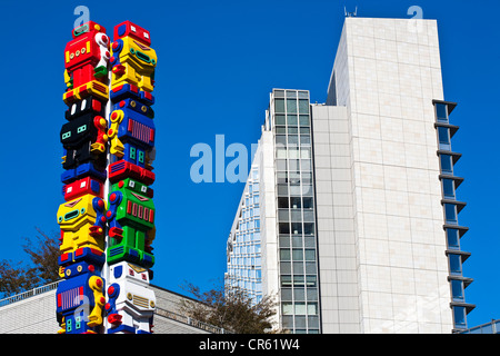 L'île de Honshu, Japon, Tokyo, Roppongi, œuvre d'art untitled Roboroborobo par Choi Jeong-Hwa dans une zone résidentielle Banque D'Images