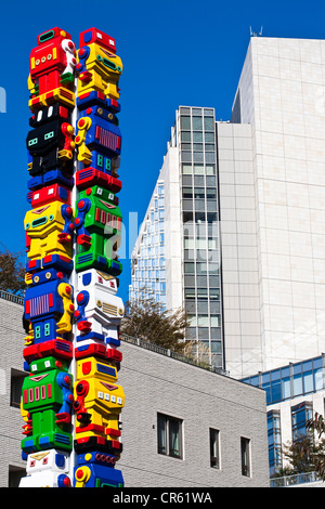 L'île de Honshu, Japon, Tokyo, Roppongi, œuvre d'art untitled Roboroborobo par Choi Jeong-Hwa dans une zone résidentielle Banque D'Images