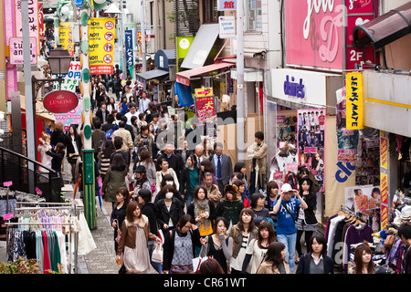 L'île de Honshu, Japon, Tokyo, Harajuku, Takeshita Street, rue très animée utilisée par les jeunes comme un lieu de rencontre Banque D'Images