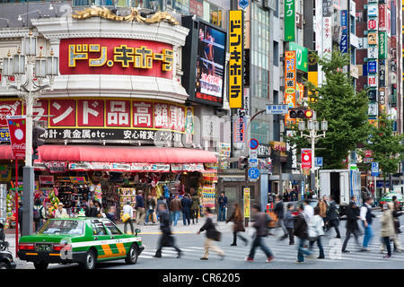 L'île de Honshu, Japon, Tokyo, Shinjuku, l'Avenue Yasukuni Dori, taxi et zebra crossing Banque D'Images