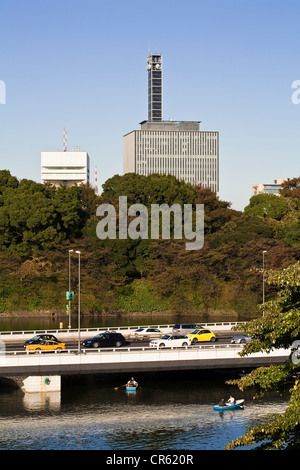 L'île de Honshu, Japon, Tokyo, Marunouchi, vue depuis le jardin de l'Est du Palais Impérial sur les douves où passe par un Banque D'Images