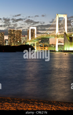 L'île de Honshu, Japon, Tokyo, Tokyo Bay, Rainbow Bridge view de la plage artificielle de Odaiba Banque D'Images