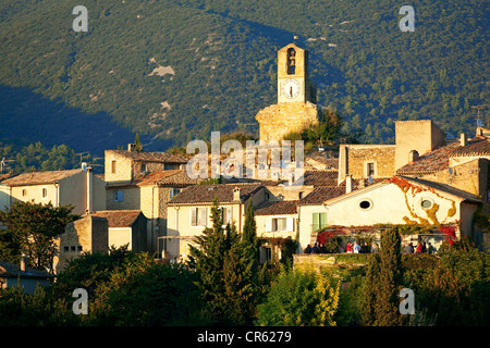 La France, Vaucluse, Luberon, Lourmarin, étiqueté Les Plus Beaux Villages de France, la tour de l'horloge Banque D'Images