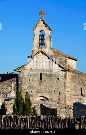 La France, Vaucluse, Luberon, Saint Pantaleon, église du 12ème siècle, chapelle et cimetière nécropole, cave Banque D'Images