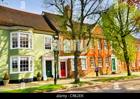 Les bâtiments classés dans un quartier tranquille de soleil rue pommelé. La Chaussée, Horsham, West Sussex, England, UK Banque D'Images