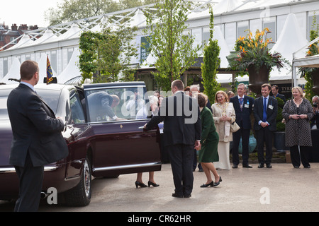 La Reine et le Prince Philip arriver au Chelsea Flower Show 2012, Londres, accueilli par le président de l'ERS Elizabeth Banks Banque D'Images