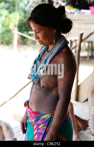 Les Indiens Embera femme parlant aux touristes à l'Embera Puru Village dans le parc national de Chagres Panama Banque D'Images