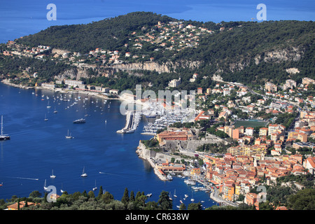 Vue d'en haut au-dessus de la ville de Villefranche-sur-mer et de la baie Banque D'Images