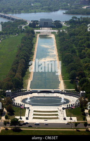 United States, Washington DC, le Mall, World War 2 Memorial Constitution avec jardin et Lincoln Memorial de l'arrière-plan Banque D'Images