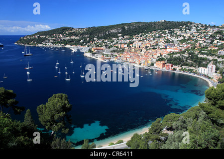 Vue d'en haut au-dessus de Villefranche sur mer et la baie Banque D'Images