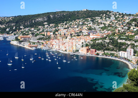 Vue d'en haut au-dessus de Villefranche sur mer et la baie Banque D'Images