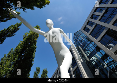 L'homme marche, sculpture de Jonathan Borofsky, 1995, en face de la Munich Re Group Building, rue Leopoldstrasse Banque D'Images