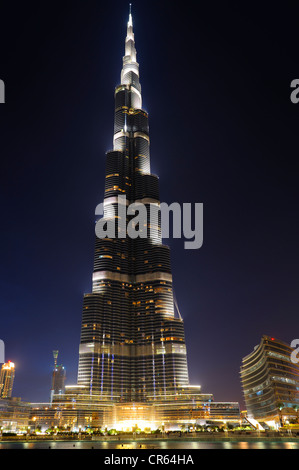 Burj Khalifa, la tour la plus haute du monde, 828m de haut, Fontaine à l'extérieur du centre commercial, Business Bay, le centre-ville Banque D'Images