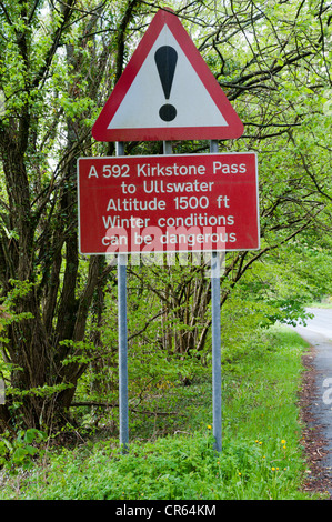 Un panneau d'avertissement au début de l'exhibition court passage dans le Lake District. Banque D'Images