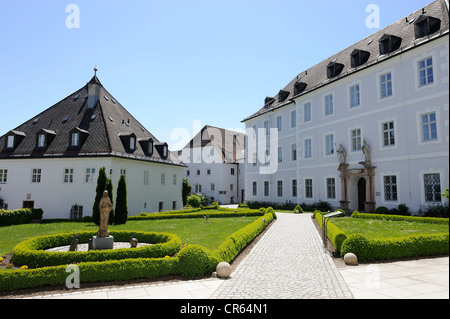 Cour de l'abbaye bénédictine de Frauenwoerth, Fraueninsel, Lady's Island, le lac de Chiemsee, Chiemgau, Haute-Bavière, Bavière Banque D'Images