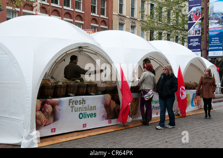 Un marché à St Anne's Square, Manchester tunisien vente d'olives. Banque D'Images