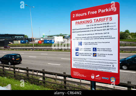 Les tarifs de stationnement à Leicester Forest East services sur l'autoroute M1. Signer est à quatre voies en direction nord sur les services. Banque D'Images